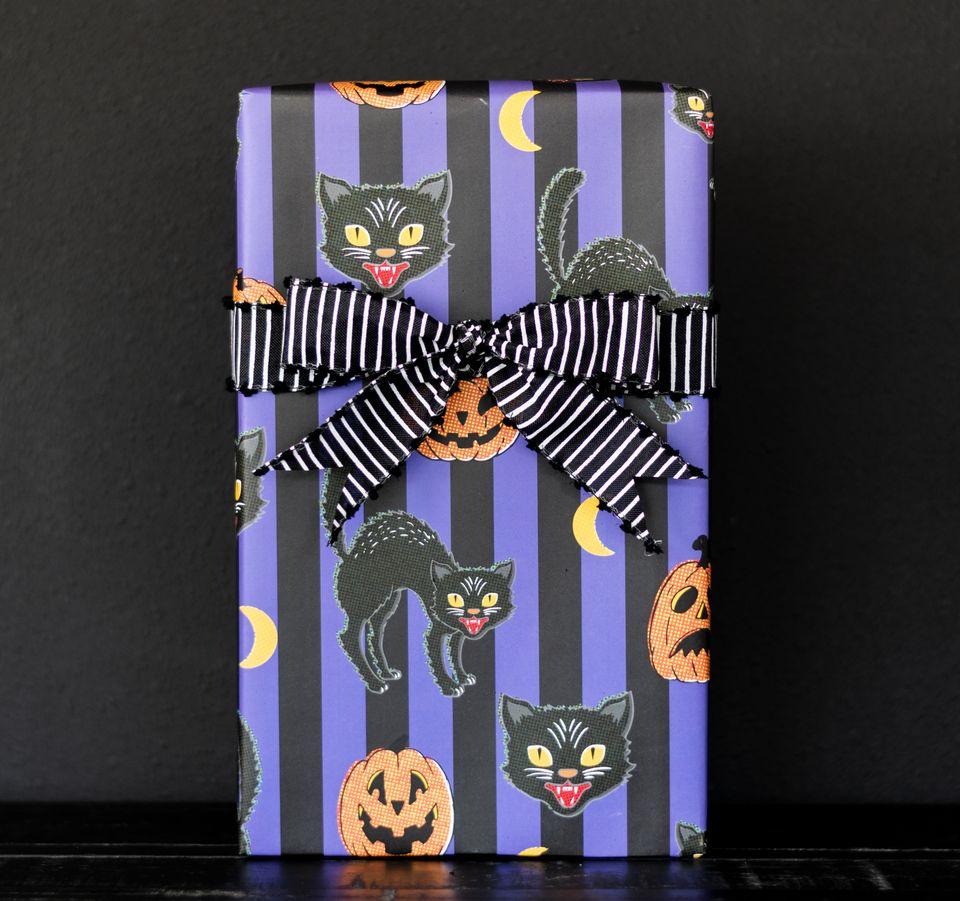 Black Cat and Pumpkin Vintage Halloween Gift Wrap